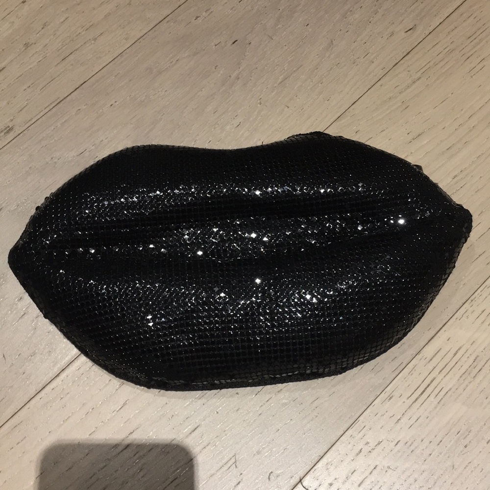 Chainmale lips clutch